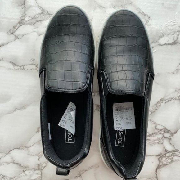 TOPSHOP Black/White Slip On Sneakers Size 39 New - Picture 1 of 3